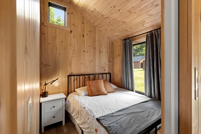 Cozy Chic Cottage with Covered Porch in Vermont - Wolcott, Vermont - glamping.directory