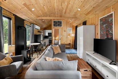 Cozy Chic Cottage with Covered Porch in Vermont - Wolcott, Vermont - glamping.directory