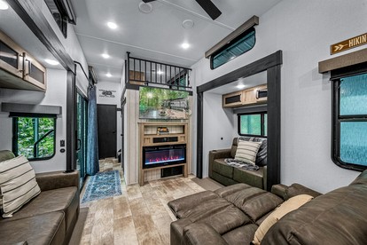 Peaceful Caravan Retreat with Large Private Deck and Fire Pit in Alabama - Fort Payne, Alabama - glamping.directory