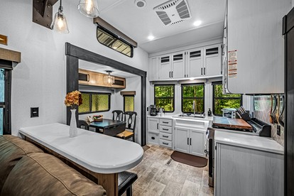 Peaceful Caravan Retreat with Large Private Deck and Fire Pit in Alabama - Fort Payne, Alabama - glamping.directory