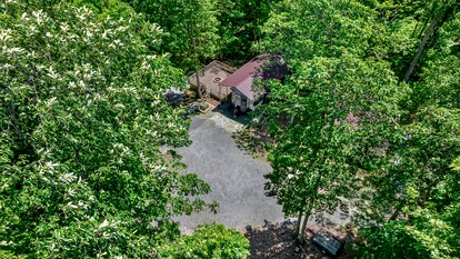 Peaceful Caravan Retreat with Large Private Deck and Fire Pit in Alabama - Fort Payne, Alabama - glamping.directory