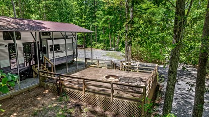 Peaceful Caravan Retreat with Large Private Deck and Fire Pit in Alabama - Fort Payne, Alabama - glamping.directory