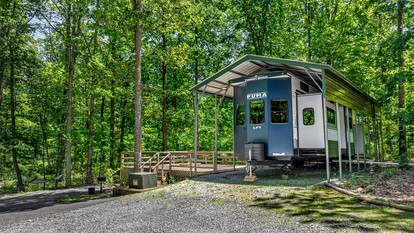 Peaceful Caravan Retreat with Large Private Deck and Fire Pit in Alabama - Fort Payne, Alabama - glamping.directory