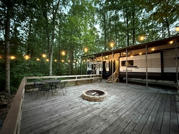 Peaceful Caravan Retreat with Large Private Deck and Fire Pit in Alabama - Fort Payne, Alabama - glamping.directory