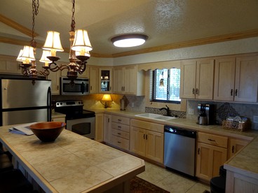 Cozy Rustic Cabin with Hot-tub and Swimming Pool in Mount Ida, Arkansas - Mount Ida, Arkansas - glamping.directory