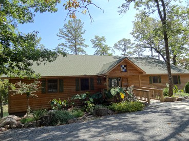 Cozy Rustic Cabin with Hot-tub and Swimming Pool in Mount Ida, Arkansas - Mount Ida, Arkansas - glamping.directory