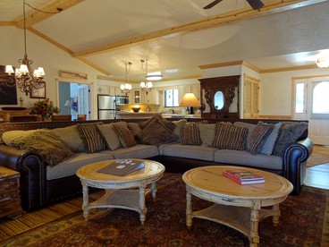 Cozy Rustic Cabin with Hot-tub and Swimming Pool in Mount Ida, Arkansas - Mount Ida, Arkansas - glamping.directory