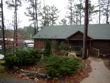 Cozy Rustic Cabin with Hot-tub and Swimming Pool in Mount Ida, Arkansas - Mount Ida, Arkansas - glamping.directory