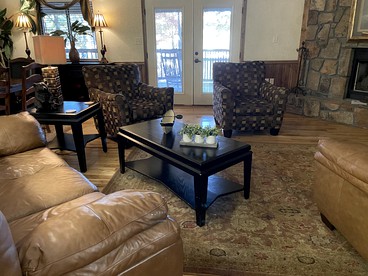 Cozy Rustic Cabin with Hot-tub and Swimming Pool in Mount Ida, Arkansas - Mount Ida, Arkansas - glamping.directory