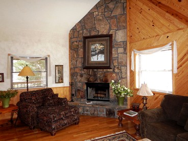 Cozy Rustic Cabin with Hot-tub and Swimming Pool in Mount Ida, Arkansas - Mount Ida, Arkansas - glamping.directory
