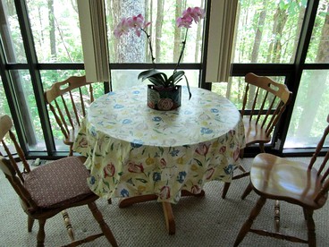 Charming Cottage Rental with Panoramic Views near Grandfather Mountain in North Carolina - Newland, North Carolina - glamping.directory