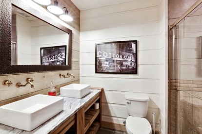 Incredible Lakeside Vacation Rental for Group Getaways in Cumming, Georgia - Cumming, Georgia - glamping.directory