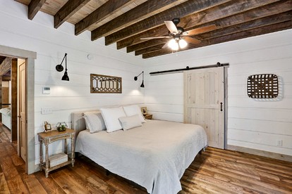 Incredible Lakeside Vacation Rental for Group Getaways in Cumming, Georgia - Cumming, Georgia - glamping.directory