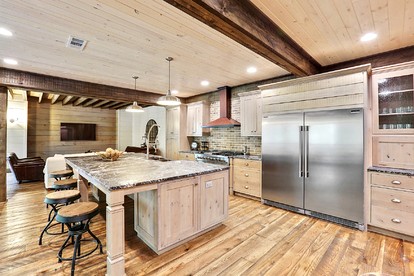 Incredible Lakeside Vacation Rental for Group Getaways in Cumming, Georgia - Cumming, Georgia - glamping.directory