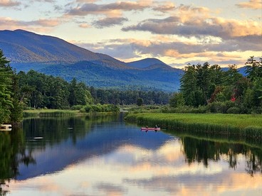 Waterfront Lodge Ideal for Water Activities in Wilmington, NY - Wilmington, New York - glamping.directory