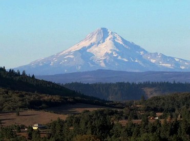 Classy Pet-Friendly Nature Lodge With a Hot Tub in Lyle, Washington - Lyle, Washington - glamping.directory