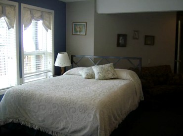 Classy Pet-Friendly Nature Lodge With a Hot Tub in Lyle, Washington - Lyle, Washington - glamping.directory