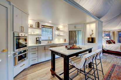 Hot Springs Retreat: Luxe Tented Cabin with Waterfront Views and Hot Tub - Hot Springs, Arkansas - glamping.directory