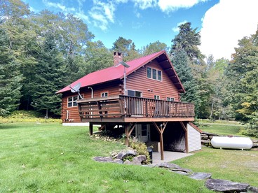 Fantastic Lakefront Wooden Cabin Settled Between Trees in Stratton, Vermont - Stratton, Vermont - glamping.directory