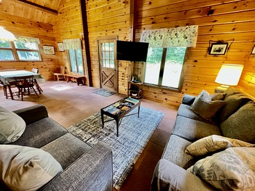 Fantastic Lakefront Wooden Cabin Settled Between Trees in Stratton, Vermont - Stratton, Vermont - glamping.directory