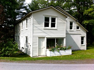 Minimalist Countryside Villa Rental near Albany in Upstate New York - glamping.directory