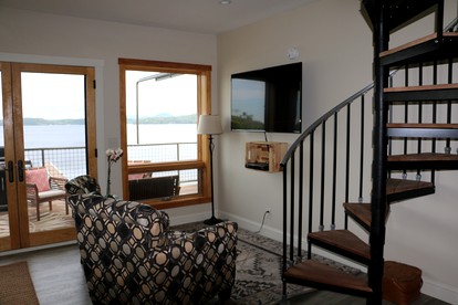 Tranquil Lakeside Getaway with Views of the Green Mountains near Burlington, Vermont - Colchester, Vermont - glamping.directory