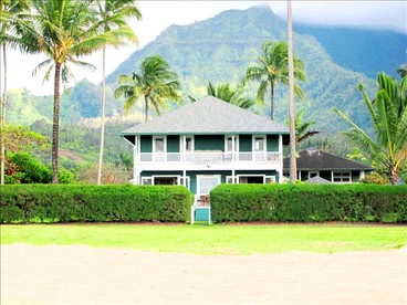 Oceanfront Cottage Rental with Mountain Views in Hanalei, Hawaii - glamping.directory