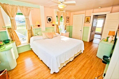 Oceanfront Cottage Rental with Mountain Views in Hanalei, Hawaii - Hanalei, Hawaii - glamping.directory