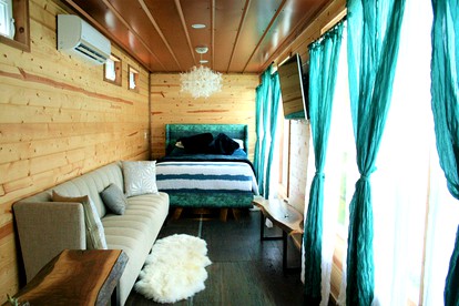 Exquisite Texas Glamping Retreat for Romantic Getaways near Dallas - Pilot Point, Texas - glamping.directory