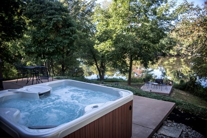 Lakefront Cozy Cabin with Hot-tub in Carbondale, Illinois - Carbondale, Illinois - glamping.directory