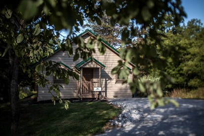Lakefront Cozy Cabin with Hot-tub in Carbondale, Illinois - Carbondale, Illinois - glamping.directory