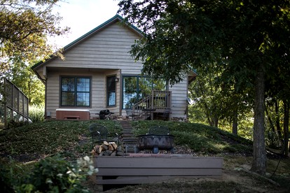 Lakefront Cozy Cabin with Hot-tub in Carbondale, Illinois - glamping.directory