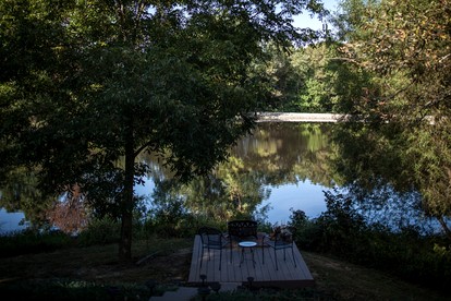 Lakefront Cozy Cabin with Hot-tub in Carbondale, Illinois - Carbondale, Illinois - glamping.directory