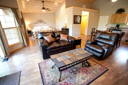 Lakefront Cozy Cabin with Hot-tub in Carbondale, Illinois - Carbondale, Illinois - glamping.directory