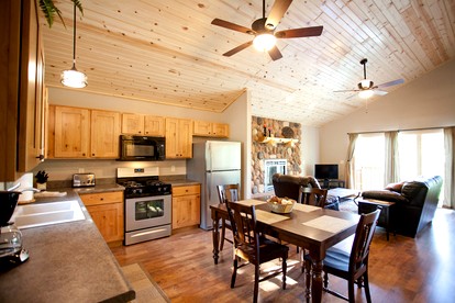 Lakefront Cozy Cabin with Hot-tub in Carbondale, Illinois - Carbondale, Illinois - glamping.directory
