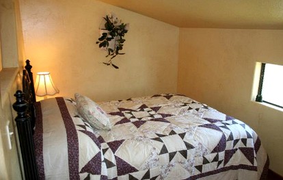 Cozy Cabin Rental with Calming Creek Views for Getaway near Austin, Texas - Buda, Texas - glamping.directory