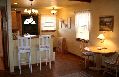 Cozy Cabin Rental with Calming Creek Views for Getaway near Austin, Texas - Buda, Texas - glamping.directory