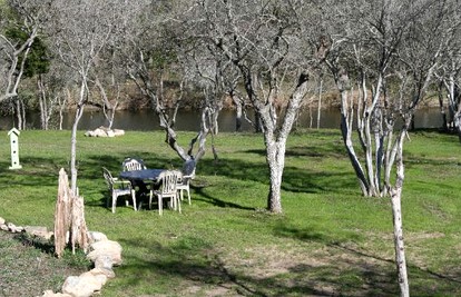 Cozy Cabin Rental with Calming Creek Views for Getaway near Austin, Texas - Buda, Texas - glamping.directory