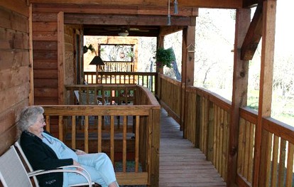 Cozy Cabin Rental with Calming Creek Views for Getaway near Austin, Texas - Buda, Texas - glamping.directory