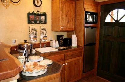 Cozy Cabin Rental with Calming Creek Views for Getaway near Austin, Texas - Buda, Texas - glamping.directory