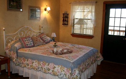 Cozy Cabin Rental with Calming Creek Views for Getaway near Austin, Texas - Buda, Texas - glamping.directory