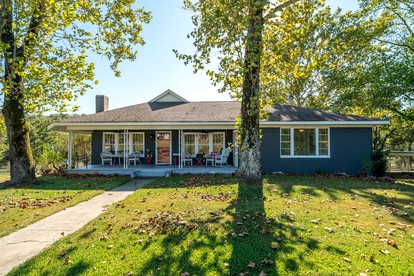 Charming Cozy Farmhouse with Animals for an Amazing Family Getaway near Hot Springs, Arkansas - glamping.directory