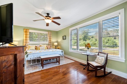 Charming Cozy Farmhouse with Animals for an Amazing Family Getaway near Hot Springs, Arkansas - Hot Springs National Park, Arkansas - glamping.directory