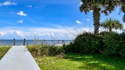 Luxurious Oceanfront Getaway with Stunning Views and Beach Access in Georgetown, South Carolina - Georgetown, South Carolina - glamping.directory