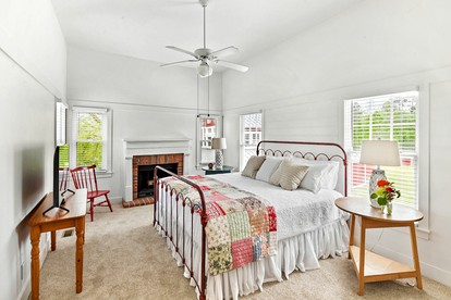 Gorgeous Farmhouse Rental for 12 Guests in Morgan County, Georgia - Madison, Georgia - glamping.directory