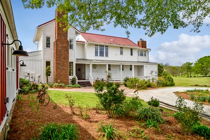 Gorgeous Farmhouse Rental for 12 Guests in Morgan County, Georgia - glamping.directory