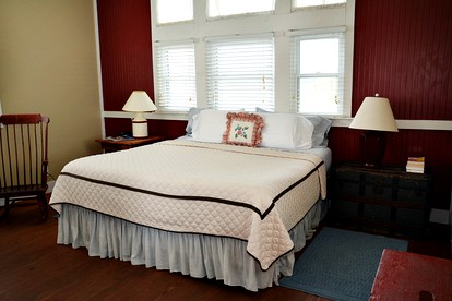 Gorgeous Farmhouse Rental for 12 Guests in Morgan County, Georgia - Madison, Georgia - glamping.directory