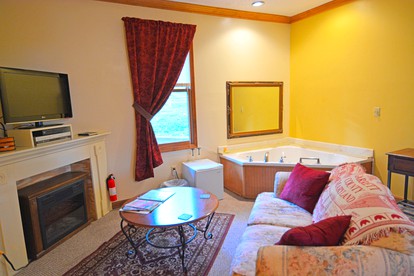 Romantic Getaway near Swallow Falls State Park in Maryland - Oakland, Maryland - glamping.directory