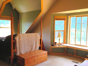Spacious Cabin Rental with a Hot Tub for a Weekend Getaway near Denver, Colorado - Idaho Springs, Colorado - glamping.directory