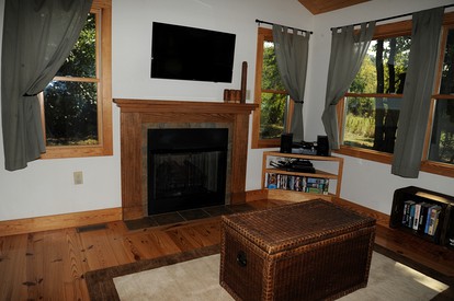 Riverfront Getaway with Mountain Views near the Shenandoah River in Virginia - Rileyville, Virginia - glamping.directory